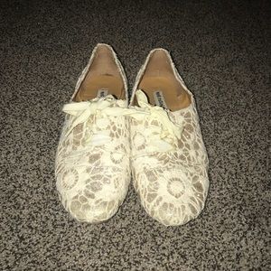 Sparkly lace gold shoes